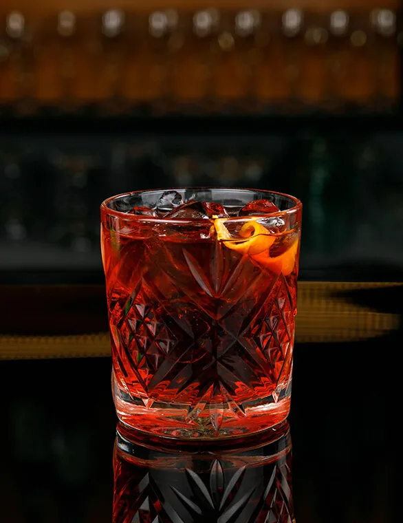 Vaso de Sōber con hielo y piel de naranja