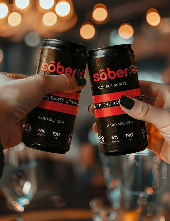 Dos latas de Sōber brindando